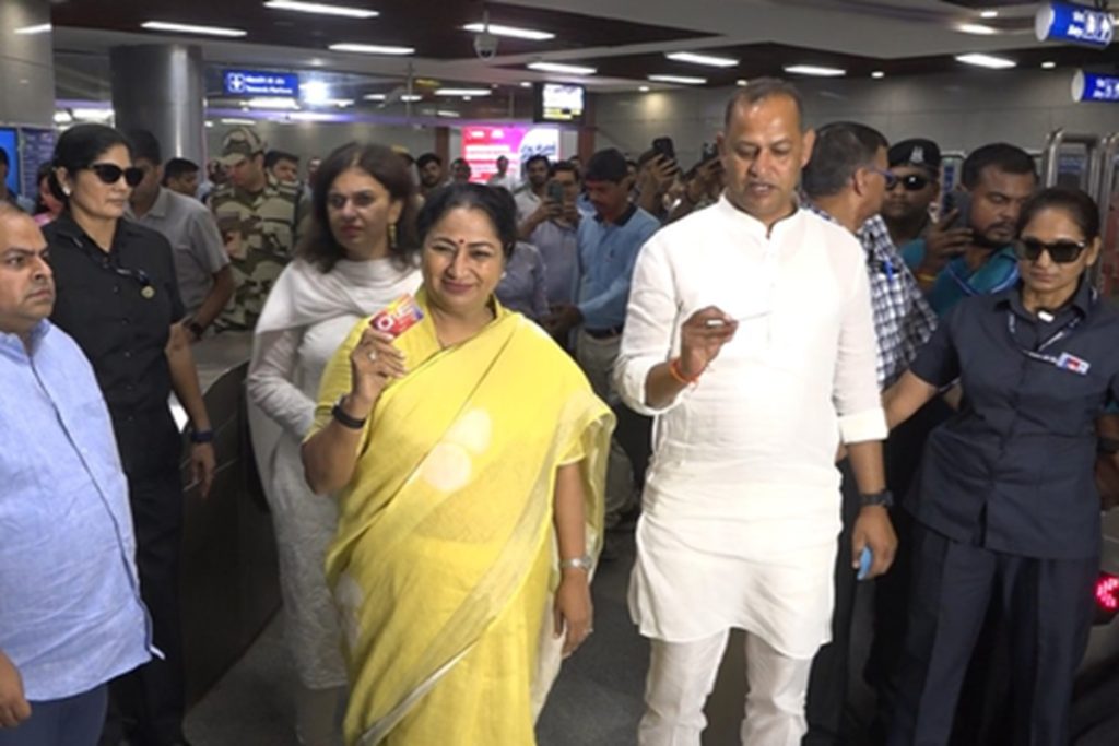 दिल्ली: सीएम रेखा गुप्ता ने की ‘मेट्रो मंडे’ की शुरुआत, मेट्रो से पहुंचीं कार्यालय!