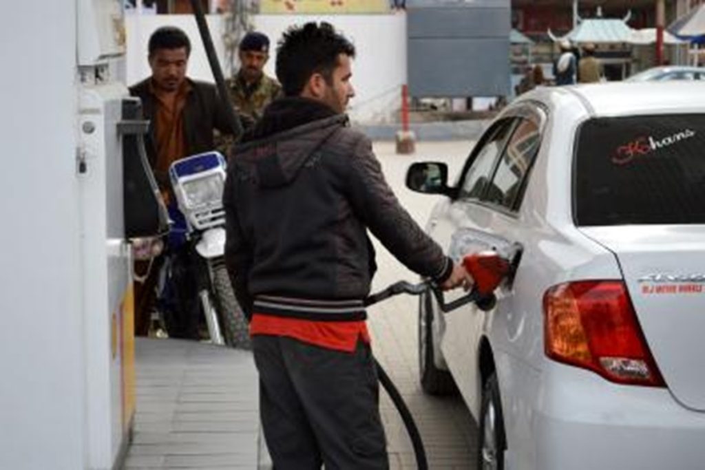 पाकिस्तान में ईंधन कीमतें बेतहाशा बढ़ीं, मानवाधिकार संगठन बोला- जनता पर सीधा प्रहार!
