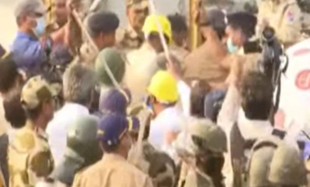 ‘गरीब नगर’ में अतिक्रमण हटाओ अभियान के दौरान स्थानीय लोगों की पथराव