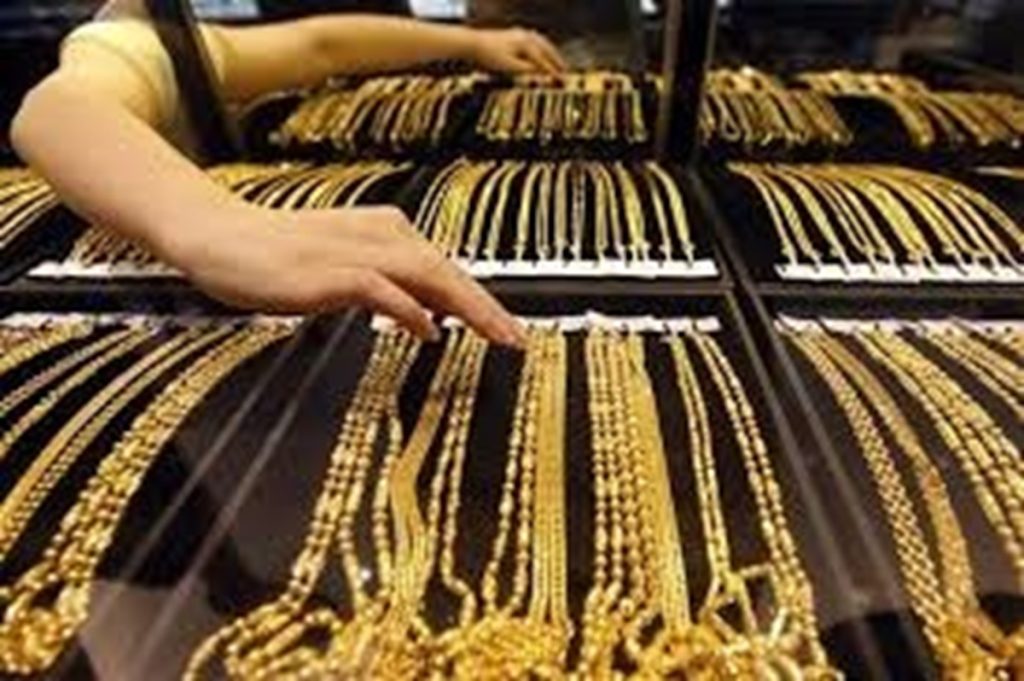 खरीदारी का मौका? एक हफ्ते में सोना 1,000 रुपये से अधिक और चांदी 2,000 रुपये से ज्यादा सस्ती