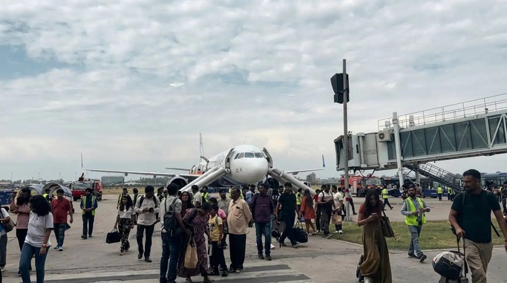 इंडिगो के विमान में पावर बैंक में लगी आग; यात्रियों की आपातकालीन निकासी