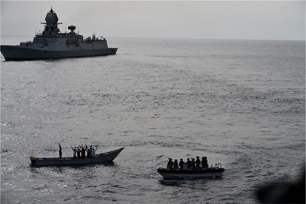 हिंद महासागर में भारतीय नौसेना की बड़ी कार्रवाई, INS कोलकाता ने नाकाम की संदिग्ध समुद्री डकैती की कोशिश