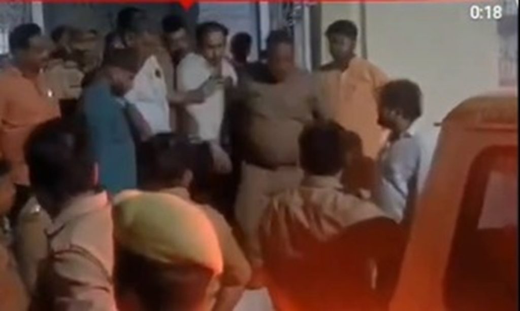 छात्रा से अश्लील बातचीत के आरोप में प्रोफेसर गिरफ्तार, ABVP ने लगाए “जूता-चप्पल और पिटाई” के नारे