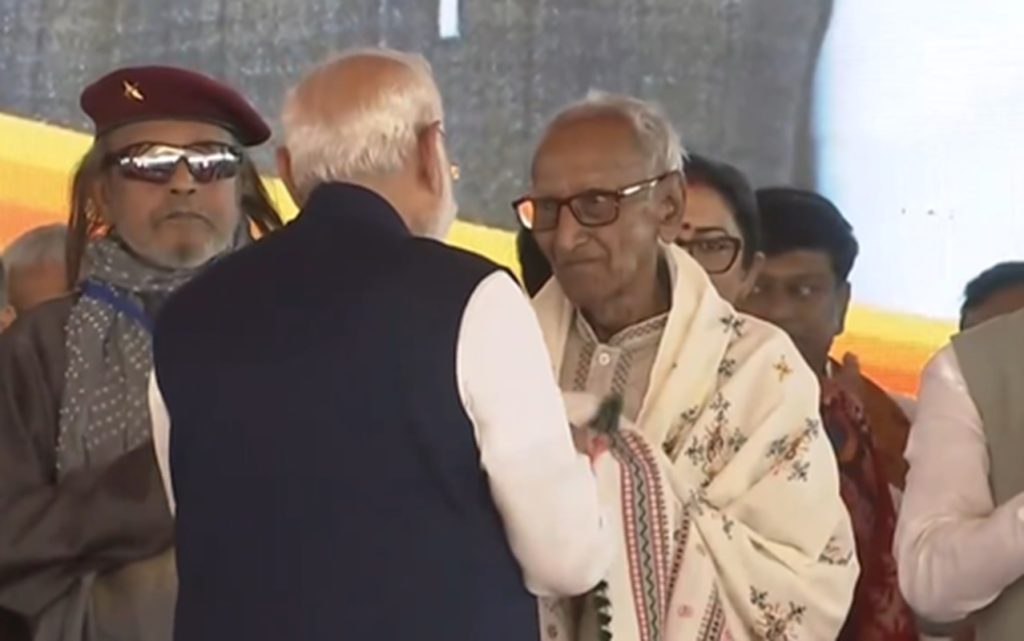 PM-Modi-Seeks-Blessings-from-Makhanlal-Sarkar-at-West-Bengal-Swearing-in-Ceremony