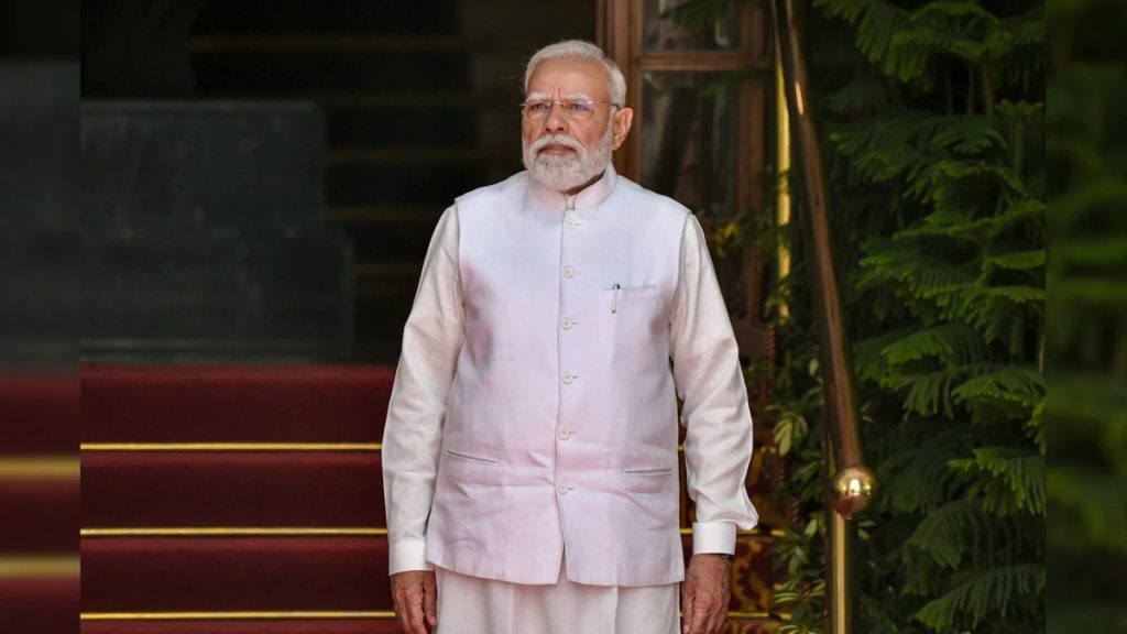 पीएम मोदी की सुरक्षा में लापरवाही बरतने वाले 6 पुलिसकर्मी निलंबित
