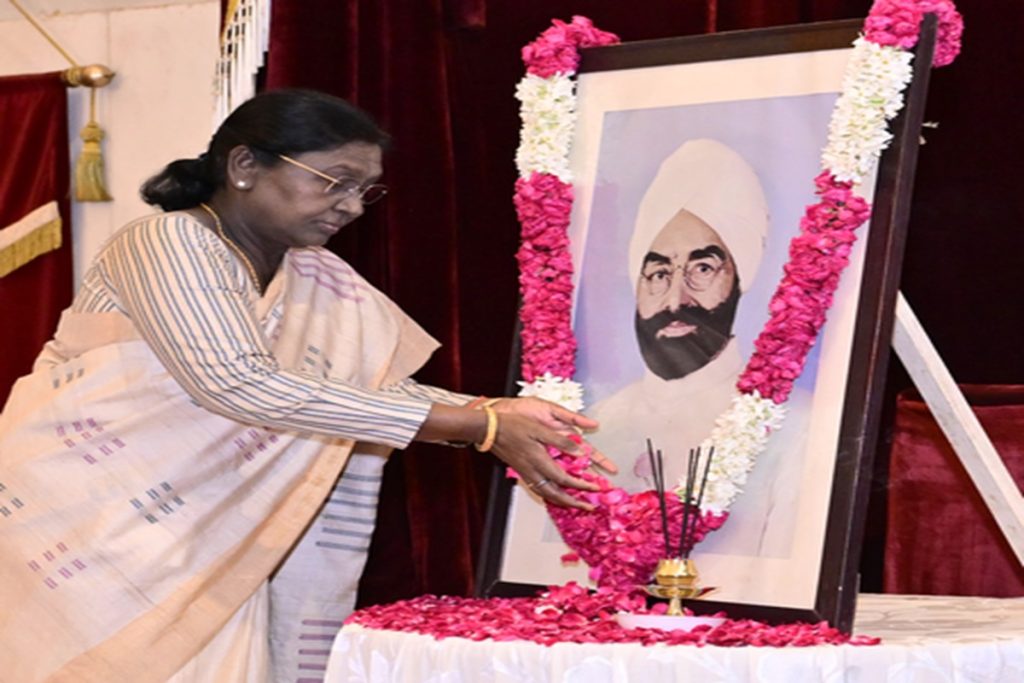 राष्ट्रपति द्रौपदी मुर्मु ने ज्ञानी जैल सिंह को किया याद, अर्पित की पुष्पांजलि!