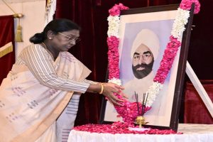 President-Droupadi-Murmu-remembers-Giani-Zail-Singh-pays-floral-tributes!