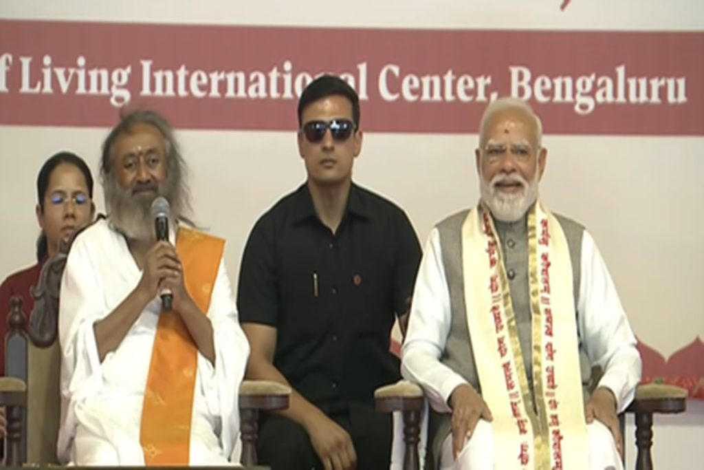 प्रधानमंत्री नरेंद्र मोदी देश के अमूल्य और श्रेष्ठ पुत्र, हमें उन पर गर्व है: श्री श्री रविशंकर!