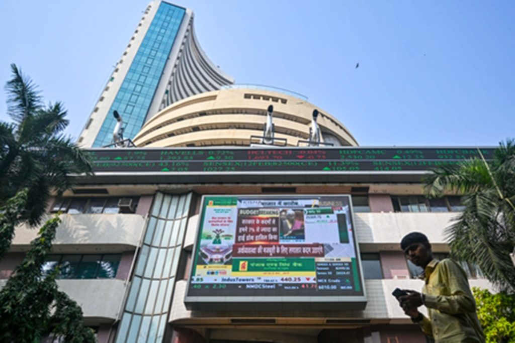 शीर्ष 10 में से छह कंपनियों का मार्केट कैप बीते हफ्ते 74,111 करोड़ रुपए बढ़ा!
