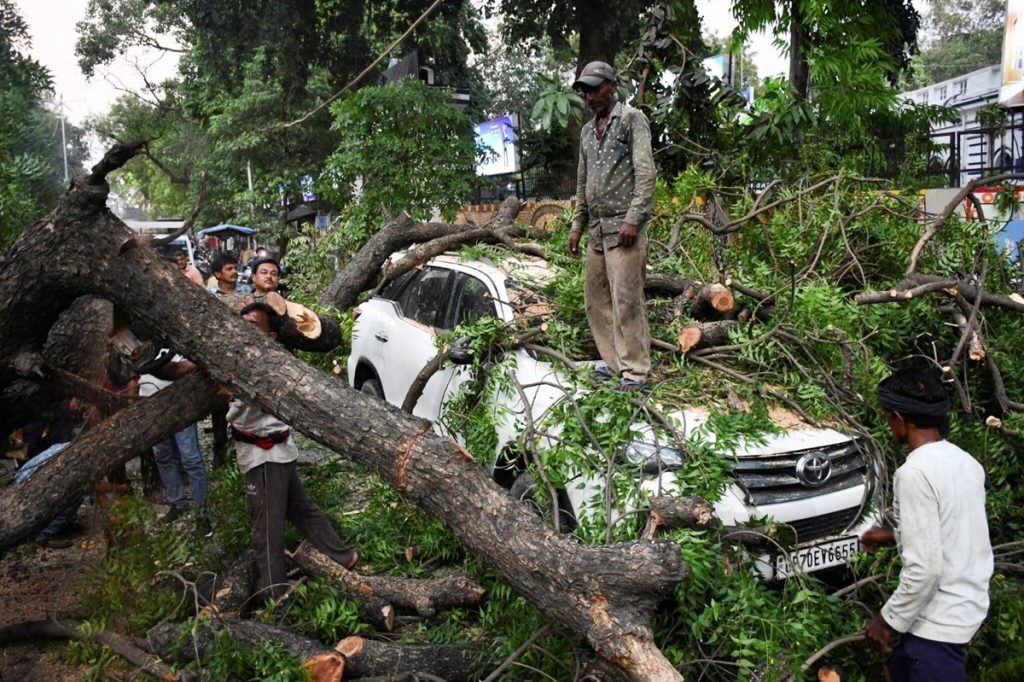 उत्तर प्रदेश: 130 किमी प्रति घंटे की रफ्तार वाली हवाओं ने मचाया कहर, 117 लोगों की मौत
