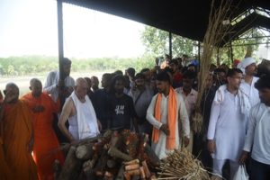 With-tear-filled-eyes-Akhilesh-bids-a-final-farewell-to-Prateek-Yadav