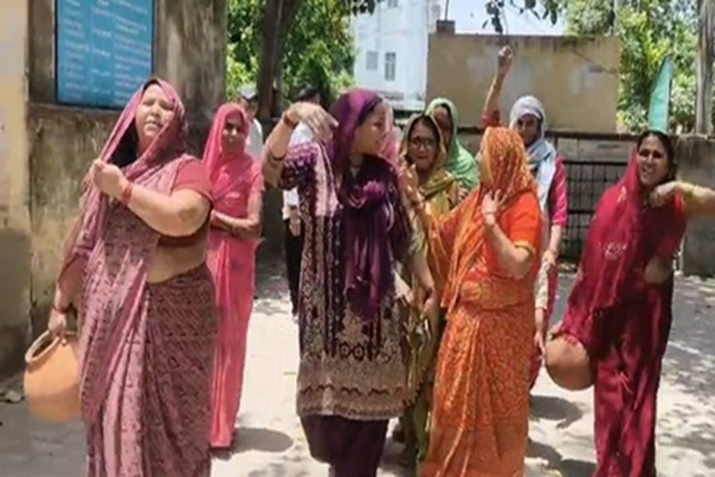 भरतपुर में पानी संकट पर महिलाओं ने जलदाय कार्यालय घेरा, मटके फोड़े!