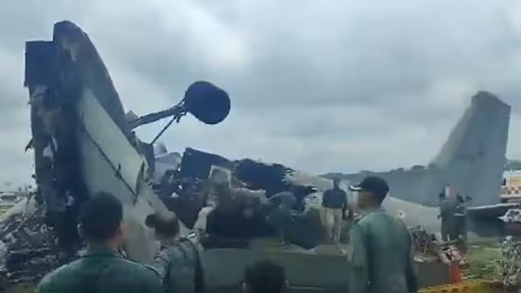 आसाम के जोरहाट में भारतीय वायुसेना का विमान दुर्घटनाग्रस्त, लैंडिंग के दौरान लगी आग