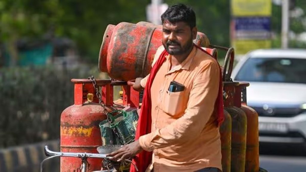 घरेलू LPG सिलेंडर हुआ महंगा, 29 रुपये बढ़ी कीमत