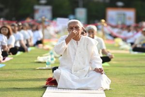 Governor-Anandiben-Patel-practiced-yoga-let-Anganwadis-become-Garbh-Sanskar-Kendras