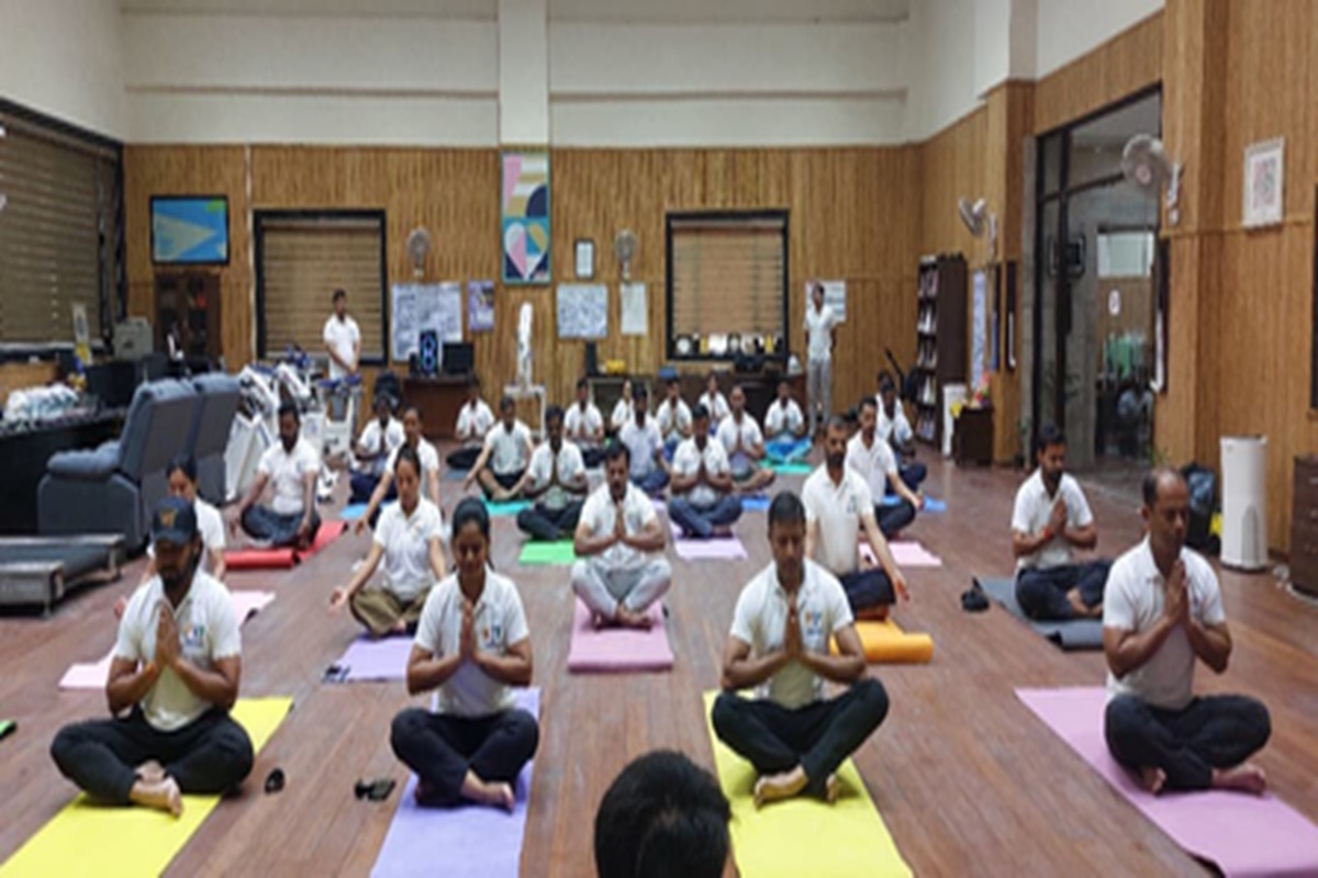 भारतीय हॉकी टीम के कोचों ने किया योगाभ्यास, साई में आयोजित हुआ विशेष योग सत्र!
