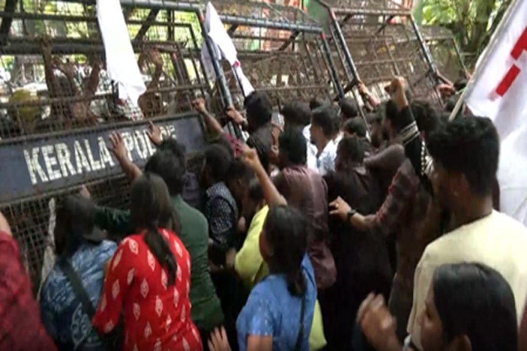 केरल में सड़क पर उतरे लेफ्ट छात्र संगठन, यूडीएफ सरकार के खिलाफ खोला मोर्चा!