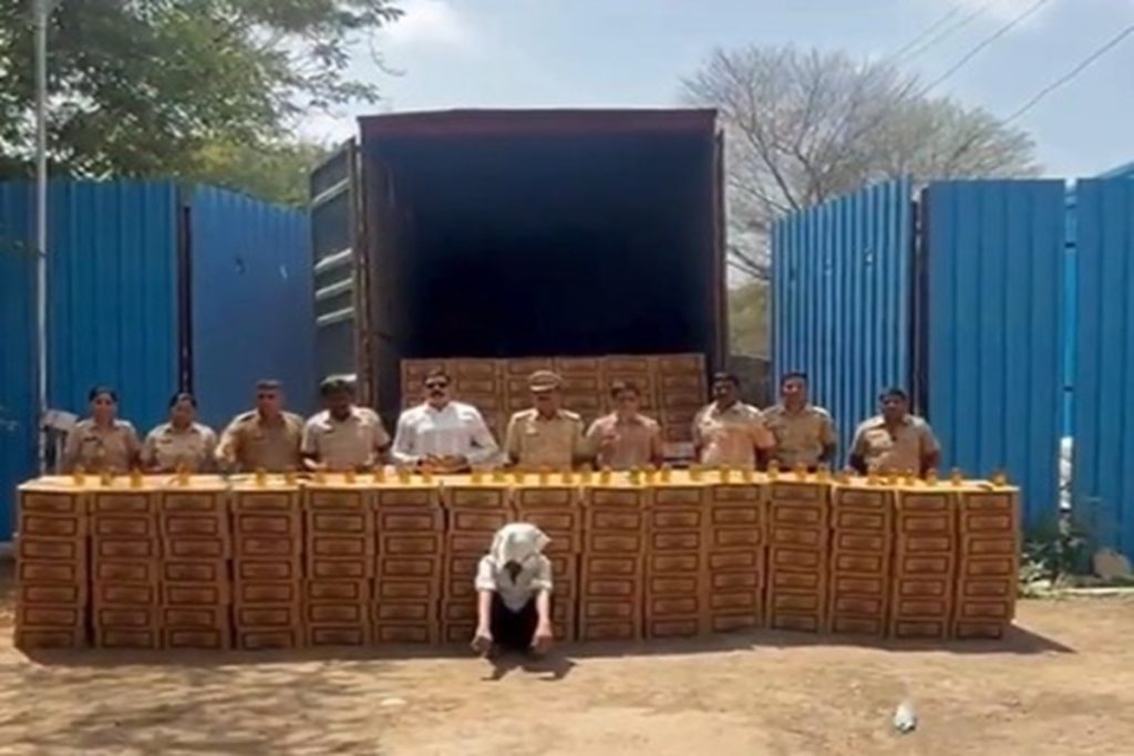 पुणे में ₹1.36 करोड़ की नकली शराब जब्त, आबकारी विभाग ने अंतर-जिला तस्करी नेटवर्क का किया भंडाफोड़