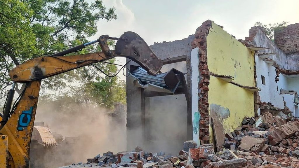 मालवीय नगर अग्निकांड के बाद MCD का सख्त एक्शन, 94 इमारतें ढहाईं और 114 संपत्तियां सील