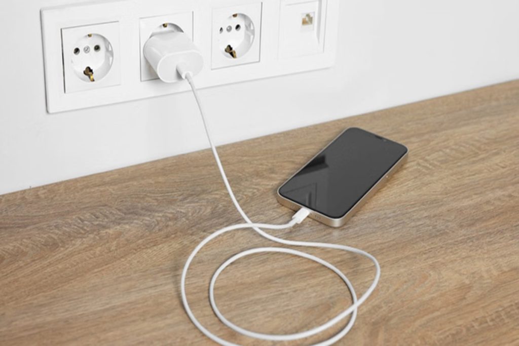 ​बारिश में स्मार्टफोन में घुस सकती है नमी, ऐसे पहचानें और बचाएं अपना डिवाइस​!