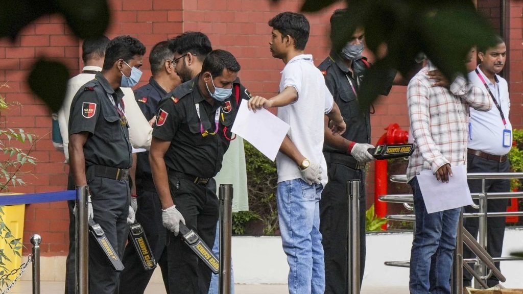 नीट पुनर्परीक्षा प्रक्रिया के विशेषज्ञ 21 जून तक लॉकडाउन में!