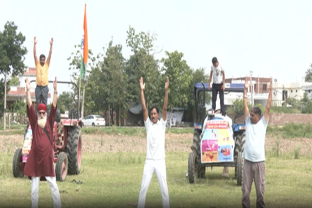 अंतरराष्ट्रीय योग दिवस पर किसानों ने सीमा पर ट्रैक्टरों से योग किया!