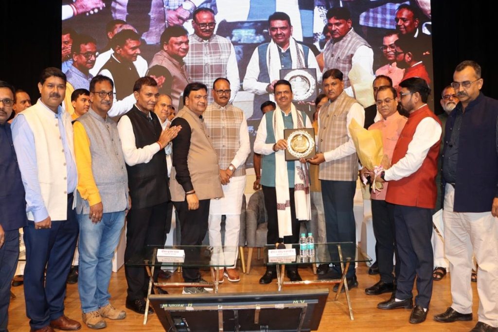 हिंदी विरोध से सत्ता मिल सकती है, ​देश का ​ज्ञान ​समाप्त​ हो जायेगा : फड​न​वीस​!