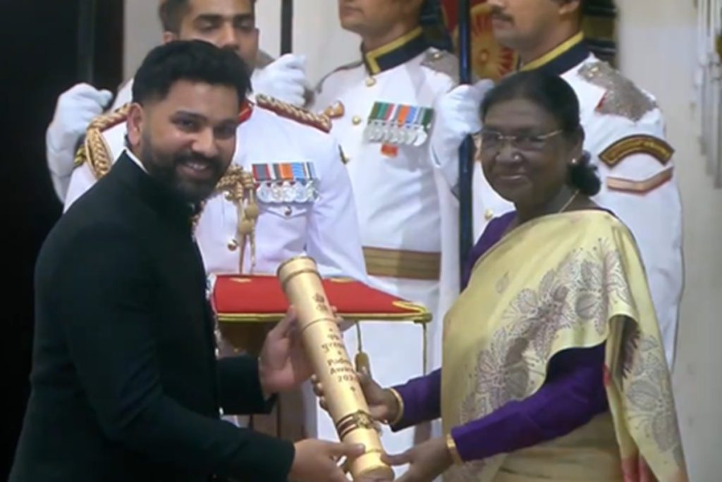 राष्ट्रपति द्रौपदी मुर्मु ने रोहित शर्मा को पद्मश्री से सम्मानित किया!