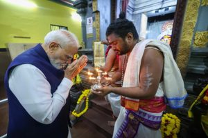 Seychelles-visit-concludes-PM-Modi-departs-for-home-pays-tribute-to-Gandhi!