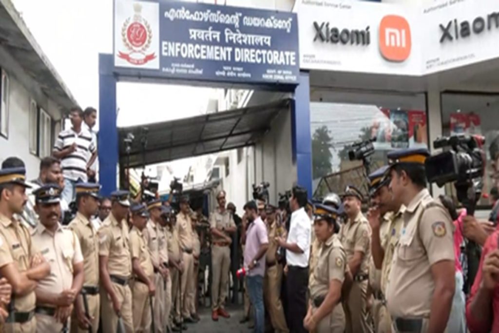 ईडी दफ्तर पहुंचीं वीणा विजयन, काले मास्क ने खींचा ध्यान!