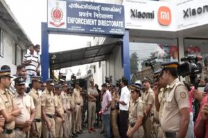 Veena-Vijayan-arrives-at-the-ED-office-black-mask-draws-attention