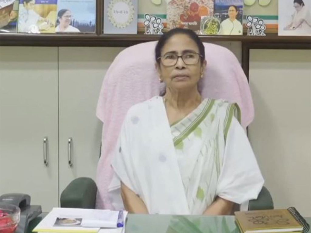 भड़काऊ बयान देने के मामले में ममता के खिलाफ एफआईआर