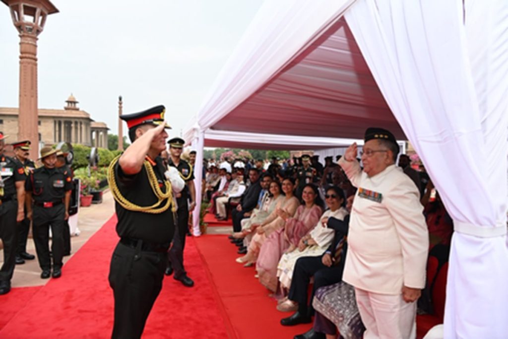 सेना प्रमुख जनरल धीरज सेठ ने पिता को किया सैल्यूट, परिजनों का लिया आशीर्वाद!