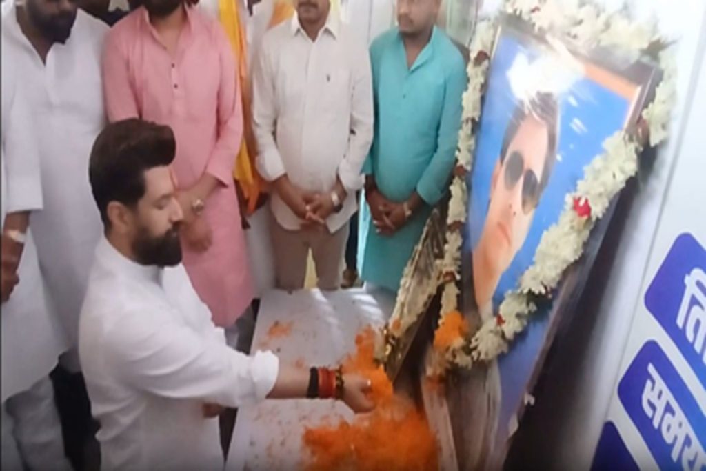 चिराग पासवान ने भरत तिवारी को दी श्रद्धांजलि, परिजन भावुक हुए!