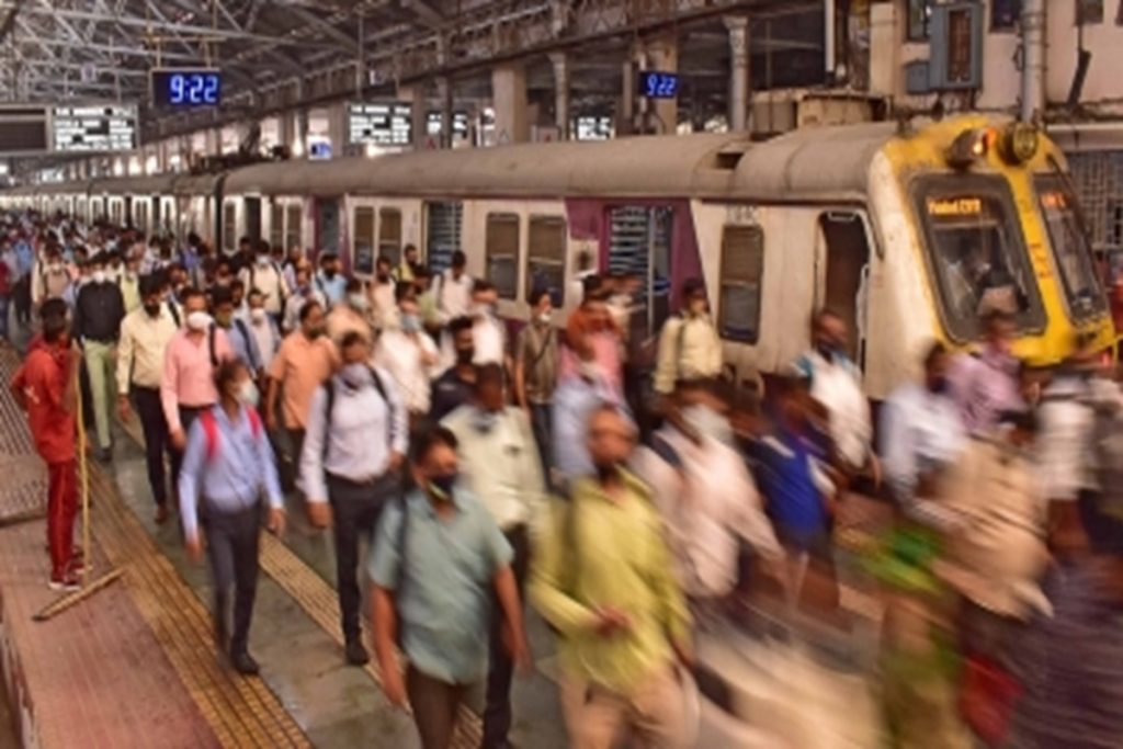 मुंबई लोकल में सीट को लेकर महिलाओं के बीच विवाद, पेपर स्प्रे छिड़कने का आरोप!
