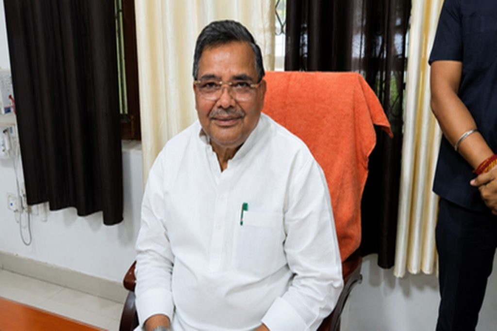जयवीर सिंह बोले, अखिलेश सोशल मीडिया राजनीति करते, मोदी वैश्विक नेता!
