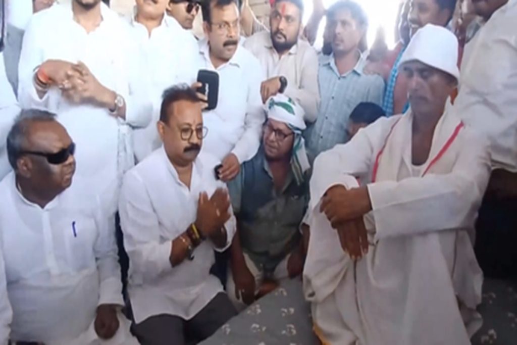 भरत तिवारी के गांव पहुंचे मंत्री, परिजनों को न्याय का भरोसा दिया!