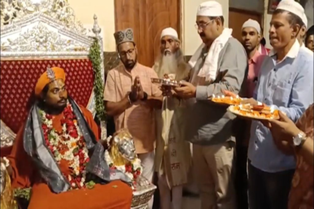 गुरु पूर्णिमा पर वाराणसी में मुस्लिम श्रद्धालुओं ने निभाई गंगा-जमुनी तहजीब!