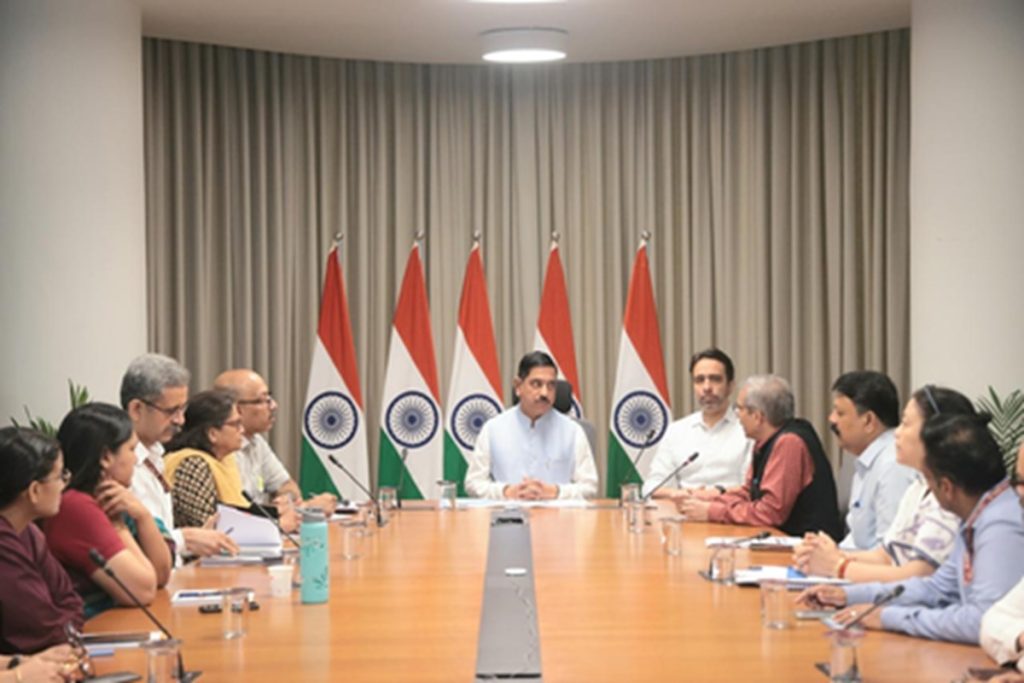 प्रह्लाद जोशी ने संभाला शिक्षा मंत्रालय, पहले ही दिन वरिष्ठ अधिकारियों संग की बैठक!