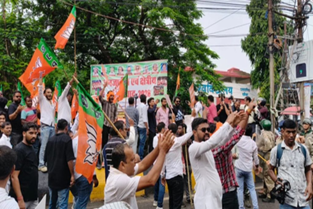रांची: कांग्रेस कार्यालय घेरने पहुंचे भाजयुमो कार्यकर्ता, पुलिस से झड़प!