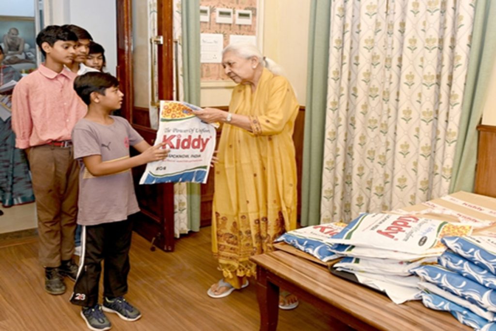 नियमित स्कूल आने वाले बच्चों को राज्यपाल ने यूनिफॉर्म बांटी!