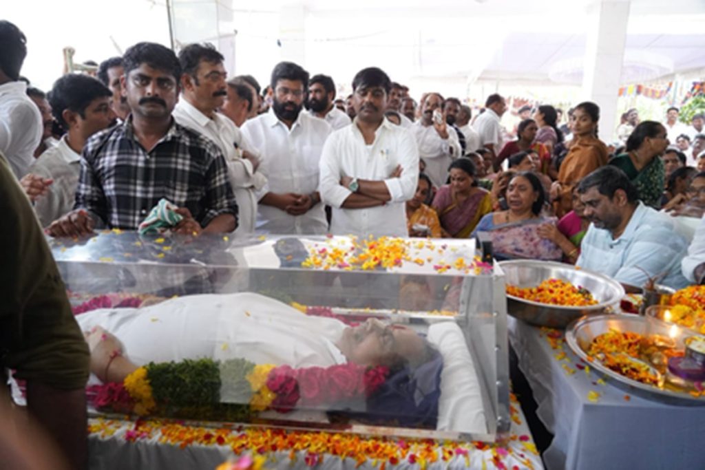 पूर्व मंत्री के घर हंगामा, बेटी पार्थिव शरीर नहीं छू सकी!