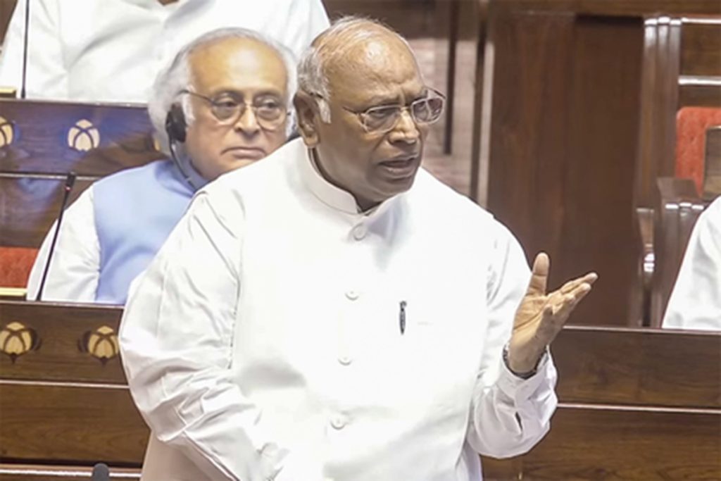 संसद में पहले ही दिन हंगामा, नहीं चल सकी राज्यसभा, कार्यवाही 6 बार स्थगित!