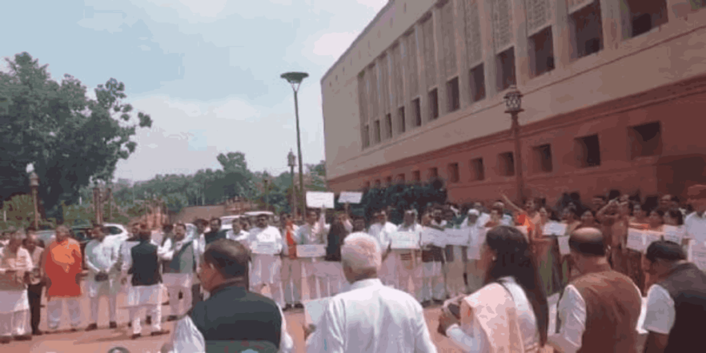विपक्षी सांसदों के हंगामे के चलते संसद का कामकाज 4 दिन ठप