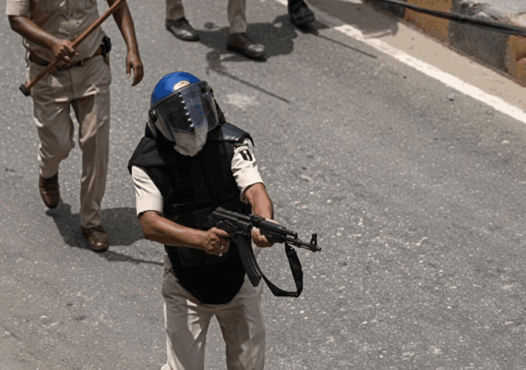 स्टूडेंट्स पर AK-47 से फायरिंग करने वाला पुलिसवाला सस्पेंड