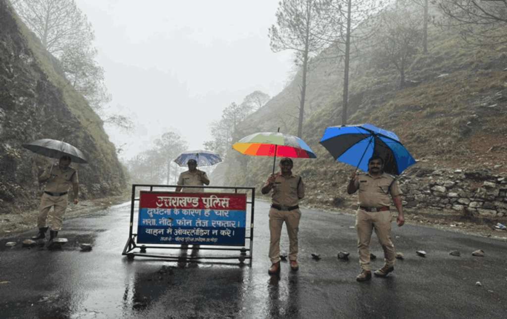 उत्तराखंड में मूसलाधार बारिश, चारधाम यात्रा पर दो दिन के लिए रोक
