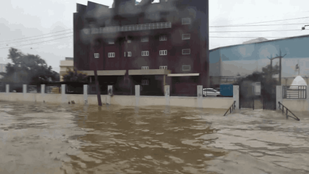 UP में हाईवे तक पहुंचा गंगा का पानी, 7 राज्यों में बारिश का अलर्ट