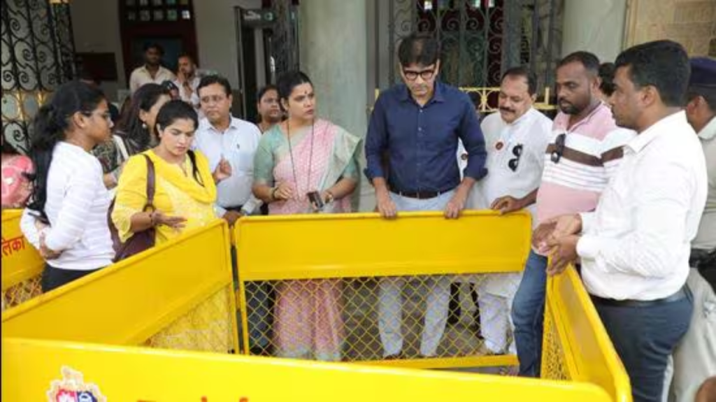 मैनहोल एक्सीडेंट रोकने के लिए BMC का नया एक्सपेरिमेंट, ‘रेलगार्ड’ से ढकने का काम शुरू