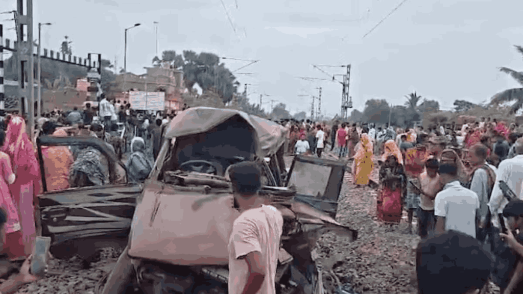 मुर्शिदाबाद में ट्रेन से टकराया स्कूल वाहन, 2 छात्रों समेत 3 की मौत
