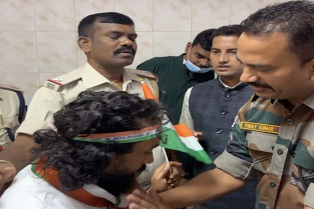 रांची में आंदोलित छात्रों ने निकाली तिरंगा यात्रा,अनशनकारी देवेंद्र और हबीबा को पुलिस ने रोका!